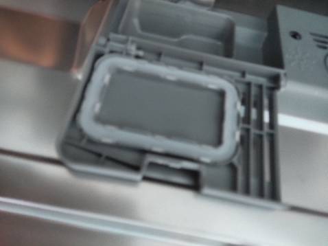 Không có dây âm. Khúc gỗ kê chân máy cho có 1 que. Ké đc 2/4 chân?? Đem về thì cái chốt để bỏ viên bị gãy ko đóng lại đc phải dùng kéo dán lại. :(