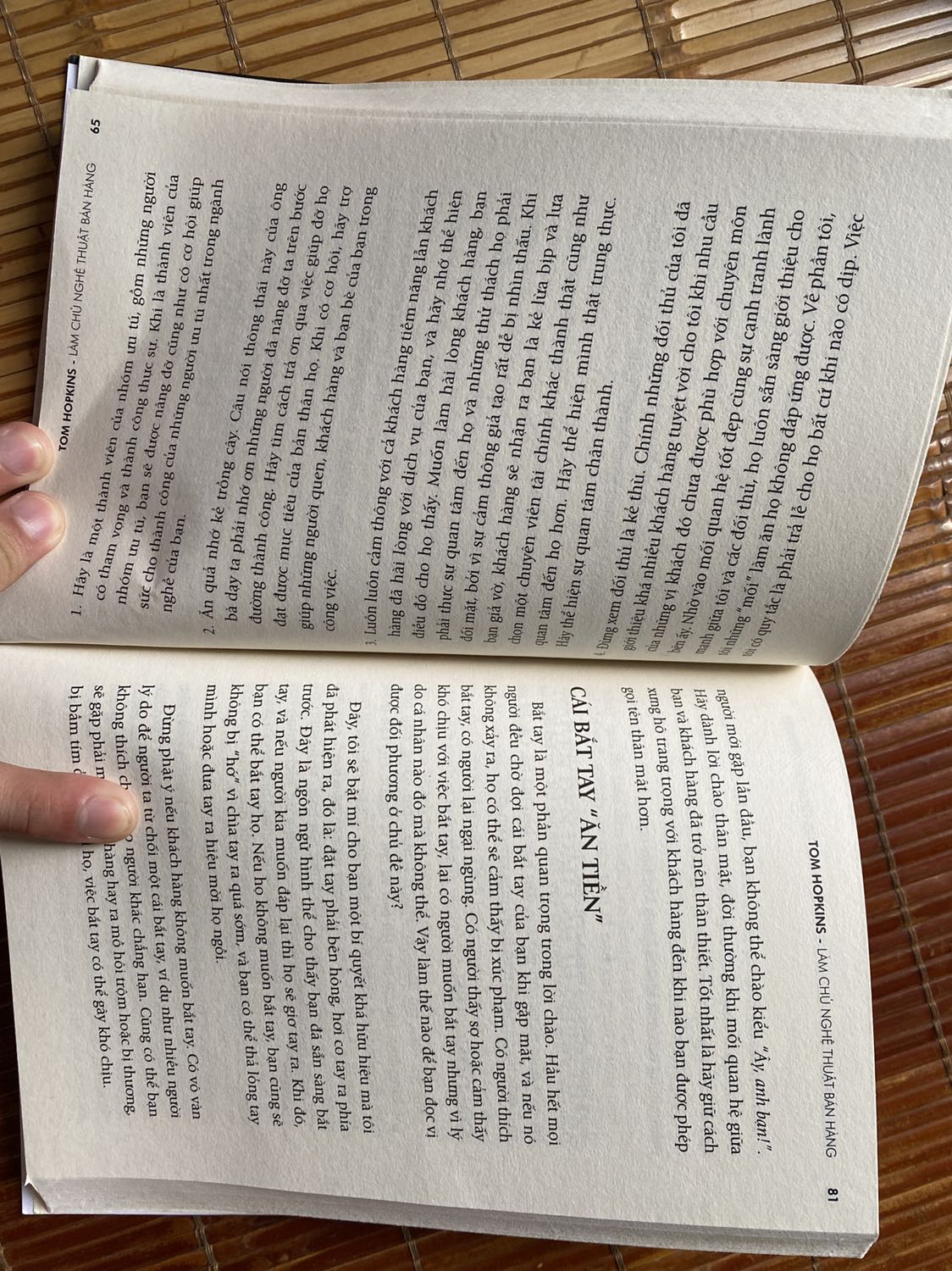 Đề nghị Tiki kiểm tra và đổi trả hàng cho tôi. Sách in ngược như này sao mà đọc được!!