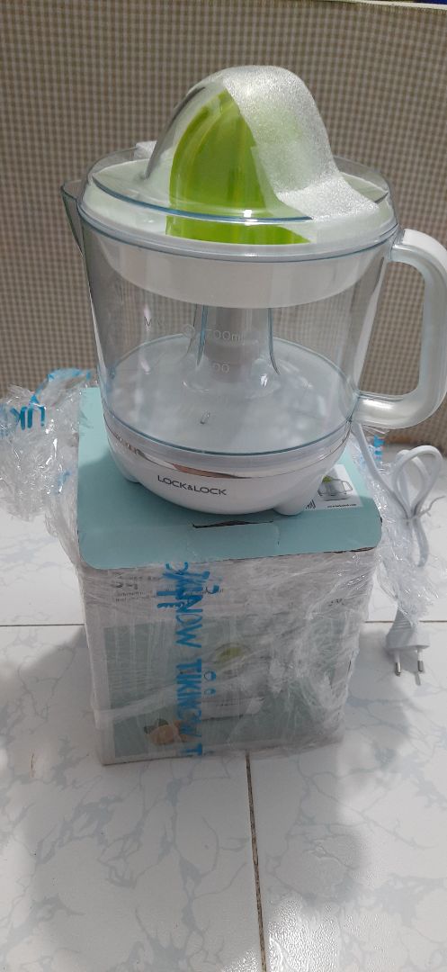 Mẫu mã nhìn bên ngoài có vẻ ổn và chắc chắn.Phiếu bảo hành hộp hướng dẫn full.Tuy nhiên cần trải nghiệm và sử dụng xem chất lượng thế nào rồi đáng giá tiếp để bà con lựa chọn đc một sp vắt cam vừa túi tiền sử dụng tiện ích xinh xinh.
NV Giao hàng nhanh chóng dễ thương.