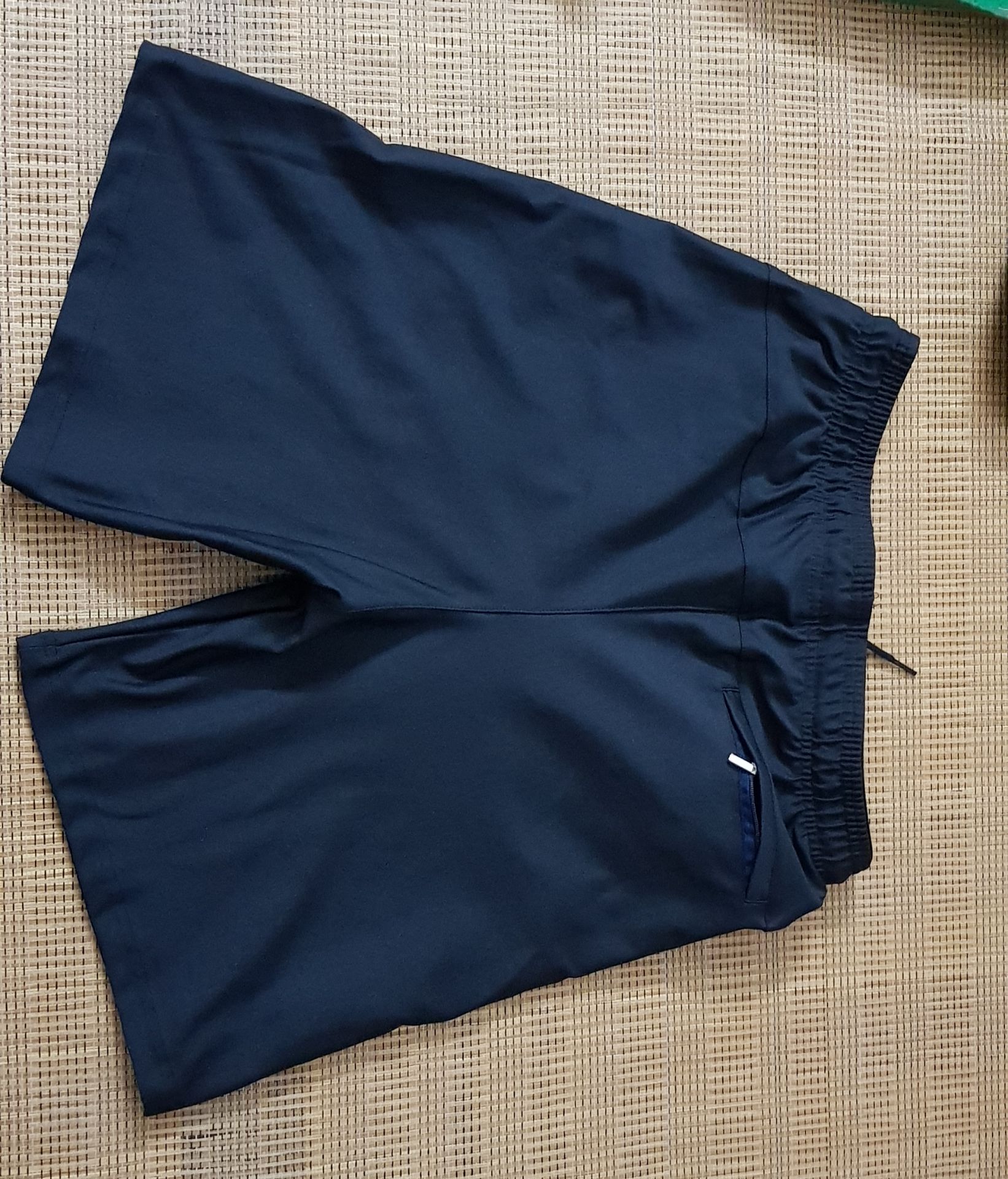 Quần ống loe, không có bó sát như trong hình. Quần quá rộng, mình trên 1m6, nặng hơn 60kg xíu mặc size M mà cứ như mặc size XL vậy đó. Vải có co giãn nhưng có thiên hướng một chút vải dù nên độ co giãn là không cao. Nói chung lại là xấu hơn trong hình rất nhiều.