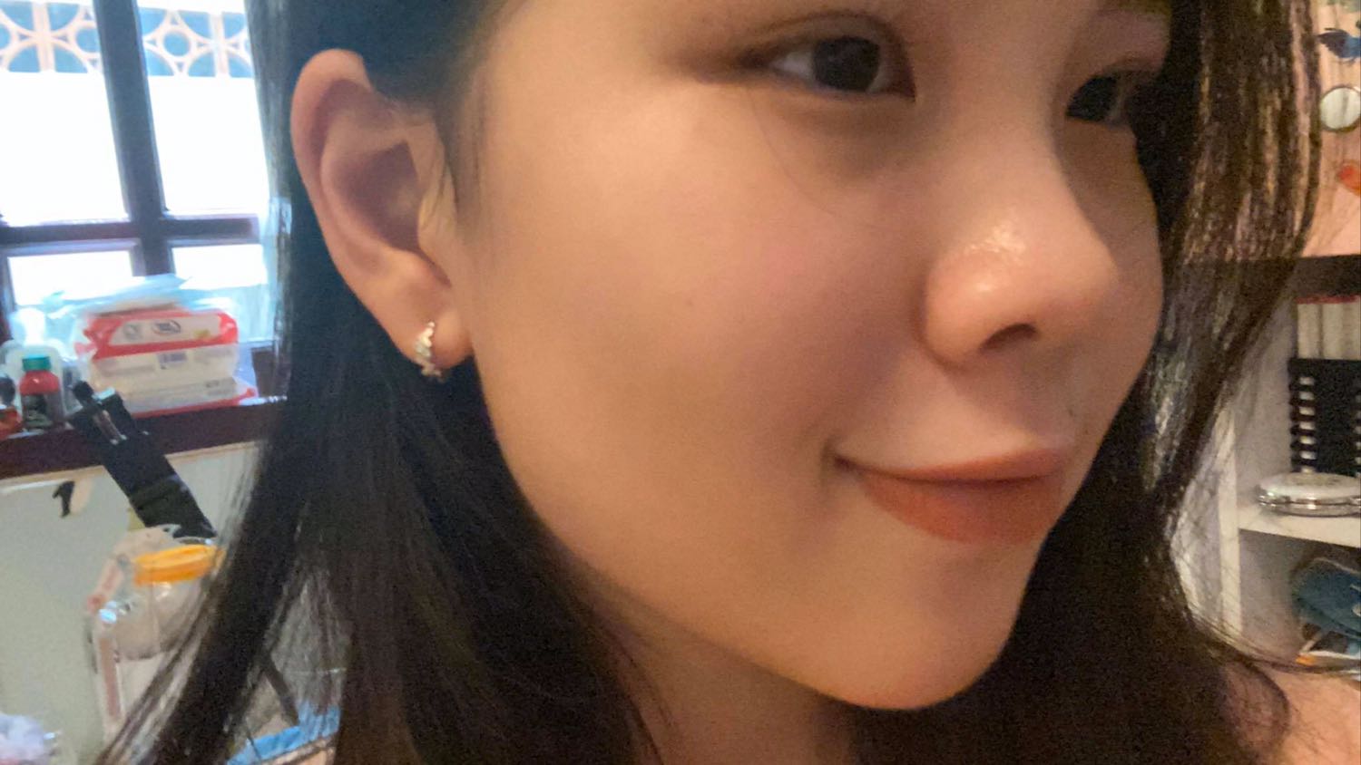 seductress là 1 màu nude cực tây và nhìn cực hút mắt nha. superstay matte ink thì ai cũng biết là cực lâu trôi nhỉ! uống nước thoải mái nha. có điều ăn một bữa tối no nê thì bị trôi là điều đương nhiên. mấy bạn da ngăm ko càn sợ vì nghĩ màu nude sẽ ko tôn da ngăm nha. vì seductress rất hợp với làn da người Việt, da mình thuộc tông trắng nhưng vẫn rất thích