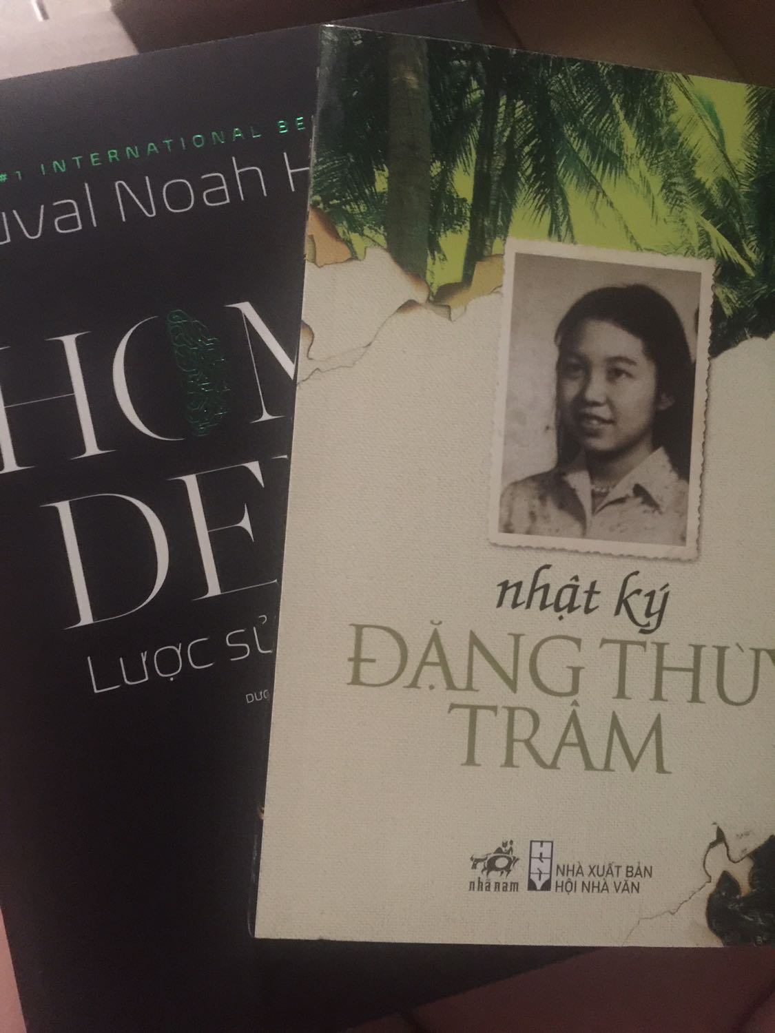 10đ về chất lượng ạ, thùng carton còn nguyên si, sách thì chùi ui ko móp méo một góc nào cả. Sách sờ sờ nó cứ mìn mịn sao í, thích lắm ạ! Cuốn sách này em nghe mọi người khen lâu rùi mà chưa có tiền mua và chưa sale nhiều, nhưng hổng hiểu sao bữa đó Nhã Nam sale 45% thế là em ko ngần ngại chốt đơn với 1 cuốn nữa. Áp mã giảm giá+Tiki xu => 2 cuốn có 98k thui, quá là ưng! Vận chuyển thì chậm hơn 2 ngày, tối đó em báo Tiki là trưa mai giao liền 😥 anh shipper giao lúc 12h trưa, trời nắng nóng rồi anh phải đợi em nữa, xin lỗi anh ạ! Trong phần mô tả, Tiki có phần đọc thử, em rất thích, ui quả ko sai, sách phân tích rất hay, câu mở đầu cực ấn tượng, những thứ ấy là điều ko nhỏ giúp em quyết tâm chốt đơn trong tình hình tài chính khó khăn, dịch bệnh hoành hành ở TpHCM như thế này. Cuốn sách này giúp ích cho những ai muốn mở rộng hiểu biết hay gần hơn là những ai cần những lập luận tư duy từ đó mà đưa vào bài văn NLXH giống như em. Em học chuyên Văn nên đọc sách rất nhiều để mở mang kiến thức cũng như cách lập luận của mình. Chốt lại, rất đáng mua ạ! ♥️♥️♥️
