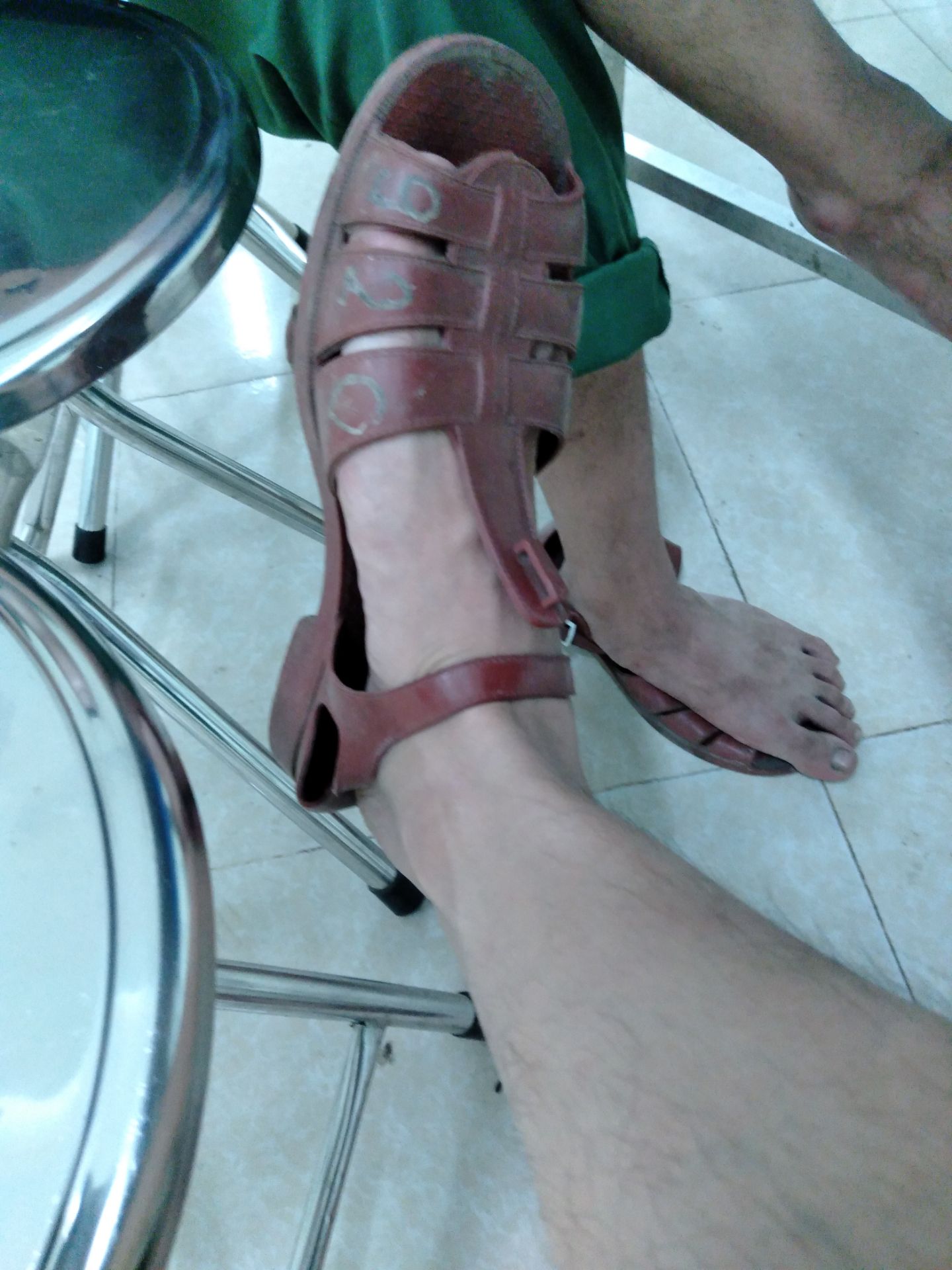 đàn hay bị trùng dây , còn âm thanh và chất lg xứng với tên