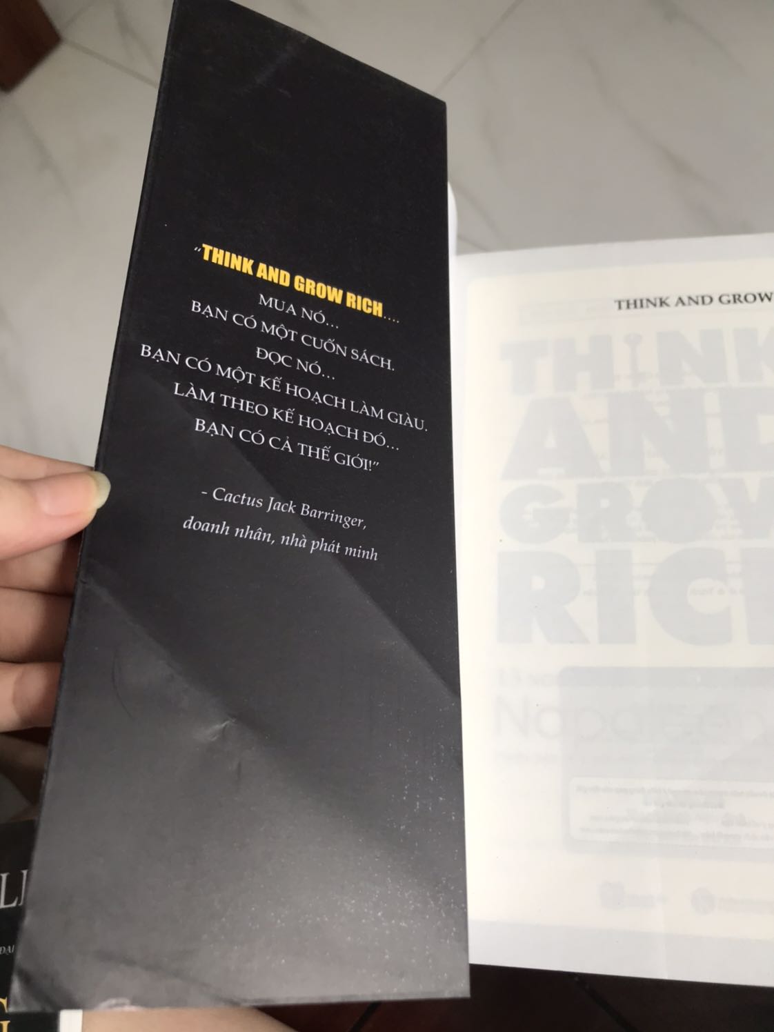 Mua sách mới nhưng giao sách cũ. Bìa sách và cả các trang dơ, trầy xước. Bị gập và gãy nhiều.