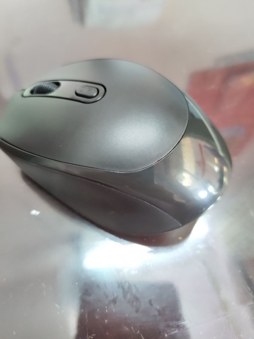 Giao hàng cũ, trầy xước, chỗ đáy chuột bị kênh. Với giá tiền này mọi người nên chọn hãng khác. Đây là lần đầu tiên cũng là cuối cùng tôi chọn tiki.