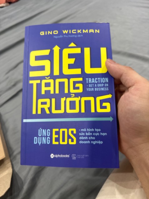 Tại sao mình mua cuốn bìa màu cam nhận được lại là cuốn bìa màu xanh mà ko có giải thích