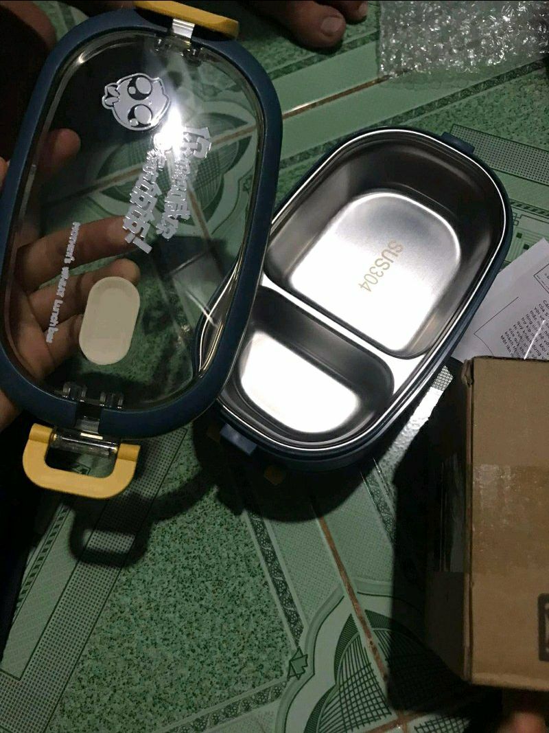 Hộp cơm màu xanh này nhìn ngoài rất đẹp, inox bên trong chuẩn inox nên rất an toàn, có thể tháo rời, dễ vệ sinh. shop đóng gói cẩn thận, giao nhanh, sẽ ủng hộ shop thêm nữa