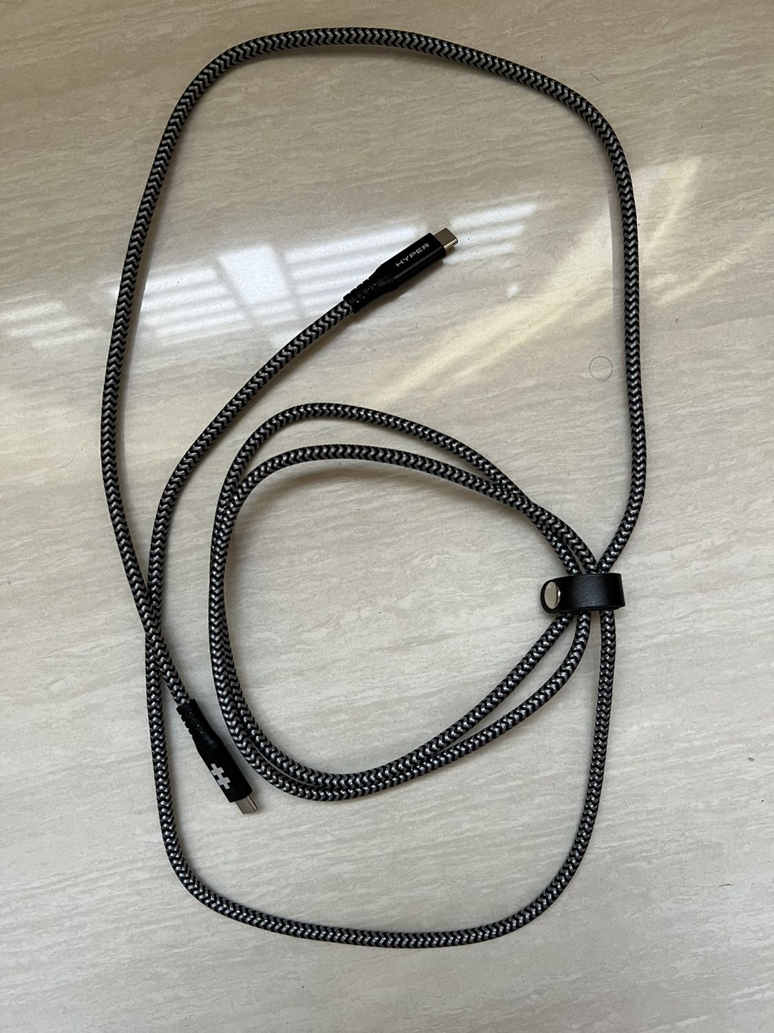 Dây sạc chắc chắn, cứng cáp. Đúng là hàng Hyper, chuẩn, đẹp. Độ dài khá là dư giả để sử dụng cho laptop và điện thoại. Mình có sử dụng với các thiết bị khác nhau đều hoạt động tốt.