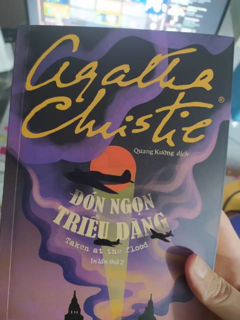 Mình đặt quyển Và rồi chẳng còn ai nhưng lúc giao lại là quyển Đón ngọn triều dâng. Mà do bìa hai cuốn khá giống nên mình không để ý mà xé seal rồi nên giờ chắc cũng không đổi trả được, chỉ mong nxb trẻ sau này để ý một chút ở khâu đóng gói ạ