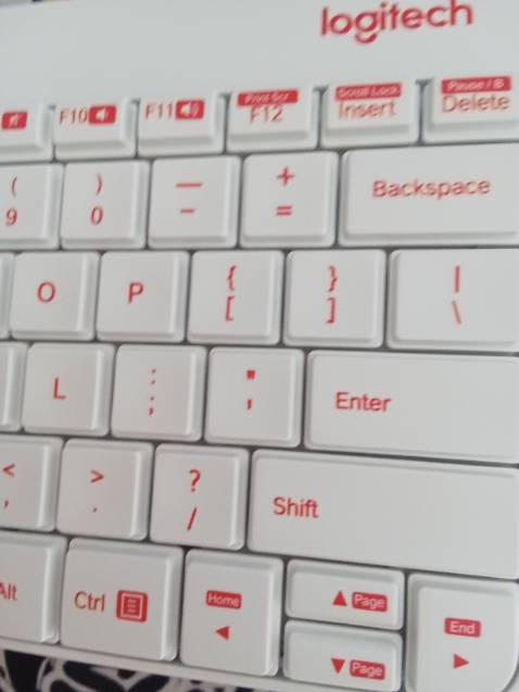 Bàn phím nhẹ. Phím nhạy. Sẽ ồn nếu phòng có 2 người. Shop tặng 4 cục pin cho mình ẳu dụng. Không có kèm theo phiếu bảo hành gì hết trơn