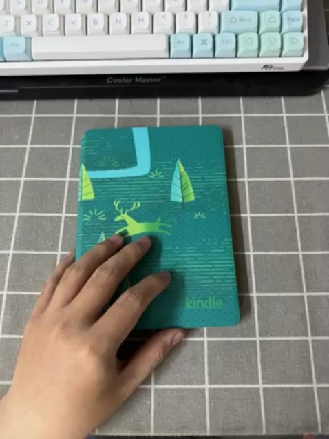 kindle thì system luôn xịn, không nhưng. mua bản kid tưởng claim đc gói kid+ mà hoá ra chỉ có 1 số nước đc claim thôi nhưng cái chính là kindle đã cho người dùng đọc file epub và cái quan trọng hơn là đã được tự thêm font chữ rồi trời ơi sau bao năm dùng thử qua nhiều dòng máy đọc sách quay về kindle vẫn là chân ái. shop giao hàng hoả tốc 1 tiếng rưỡi là có. đóng gói kỹ. shipper thân thiện. đơn này sáu sao 🥹