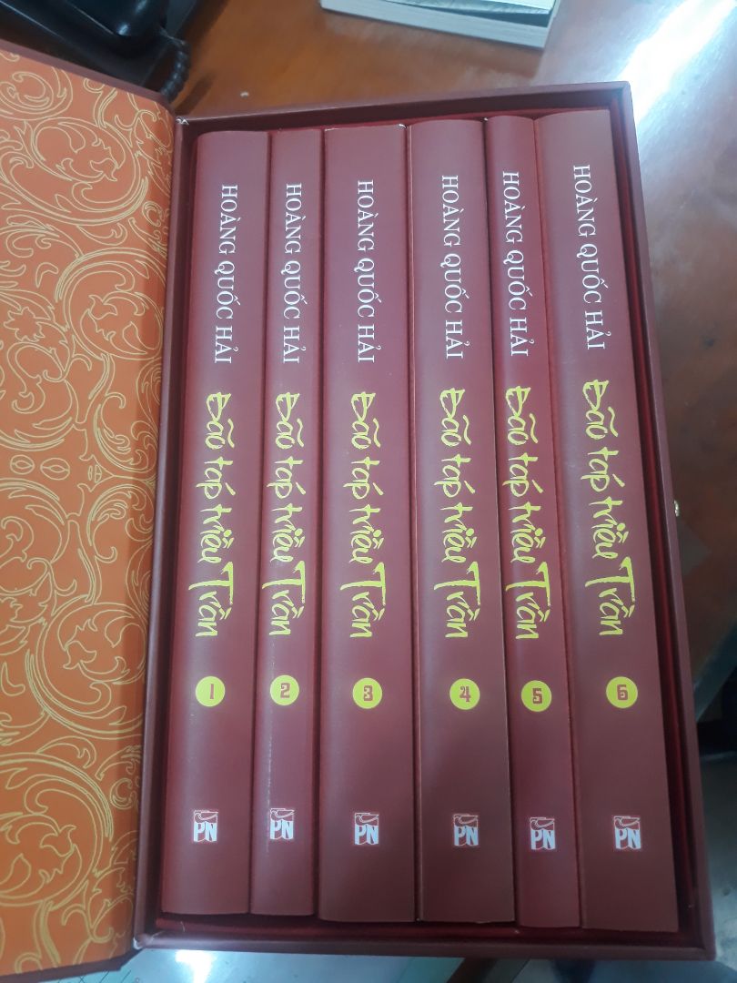 Boxset đẹp mê ly, thiết kế đơn giản nhưng trang nhã, nhìn thật sự thích. Việt Nam ta có nền văn hiến lâu đời nhưng  tiểu thuyết lịch sử Việt Nam thật sự chưa phong phú. Tuy mình có quan tâm tìm hiểu nhưng thật tiếc ngoài các bộ chính sử thì không tìm đâu ra các đầu sách khác. Quanh đi quẩn lại thì mình chỉ biết có Bão táp triều Trần, Tám triều vua Lý (cùng tác giả), thêm một số tác phẩm dựa lịch sử như Đạo mộ, Thượng Dương, Hỏa Dực. Mong các bạn giới thiệu thêm cho mình.