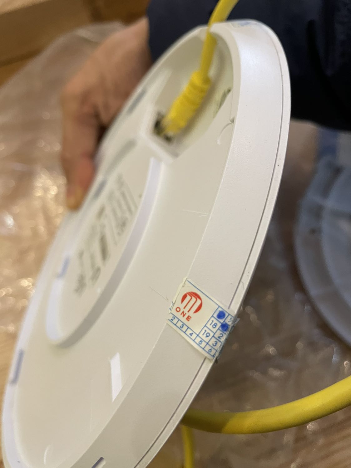 Hàng cũ, bể nứt, logo bay màu mà lại giao cho khách hàng. Không biết shop xử lý thế nào khi lại giao hàng thế này.