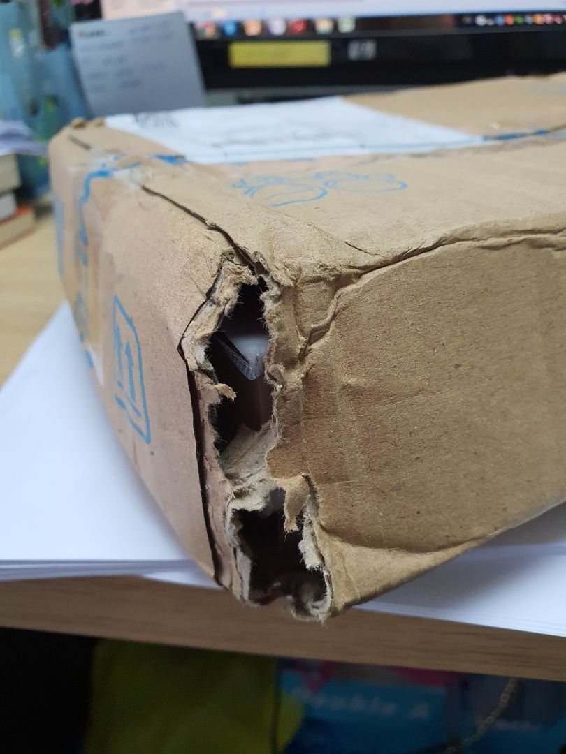 Mình không đánh giá nội dung sách
Mình thấy từ ngày tiki sử dụng hoàn toàn dịch vụ chuyển phát của GHN ở chỗ mình thì bao bì ngoài thời gian giao hàng lâu hơn trước, hàng hóa thường xuyên bị quăng quật, móp méo bao bì, chắc là sách thì không cần phải nhẹ tay ?. Đỉnh điểm là hôm nay nhận hộp sách bị rách toang mà điên cả tiết. Tuy lần này không ảnh hưởng chất lượng sách bên trong nhưng ai biết được lần sau nếu trời mưa thì sẽ thế nào. Mong tiki làm việc lại với đối tác giao hàng về vấn đề này hoặc cải tiến việc đóng gói chứ đừng để khách nhận về hộp hàng rách nát, không được trân trọng như thế này