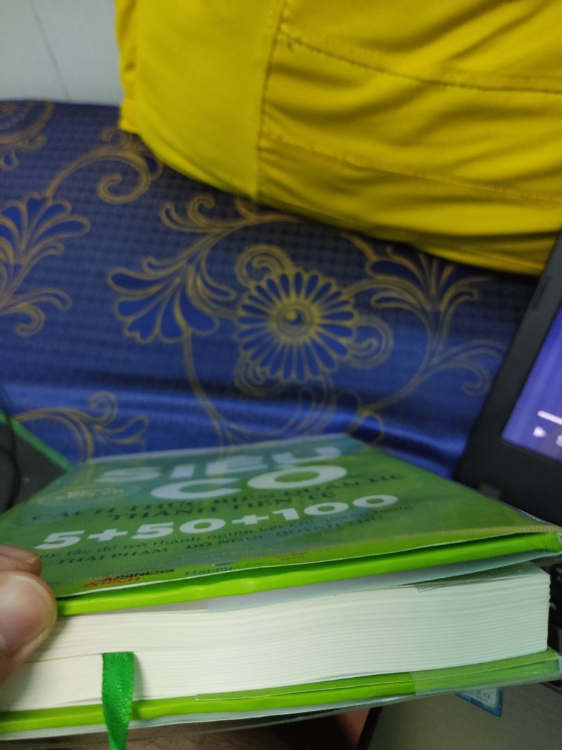 mua sách cũng được gần 1 tháng bọc sách bị bung nên tiki rút kinh nghiệm nhá ,còn đang đọc dở nên chưa đánh giá hết được . nội dung rất hay chủ yếu dạy bạn cách để xây dựng 1 mối quan hệ vừa bền vừa lâu lại còn vừa mạnh cho dù bạn cả năm trời vẫn ko liên lạc với người đó . Riêng mình thì sau khi đọc được 1 nửa cuốn thì mình cũng tự tin xã giao với người khác đôi chút chứ xưa nhát nói lắm , thanks happylive và tiki .