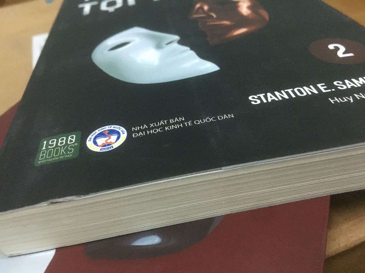 Mình mới nhận được hàng nhưng về bề ngoài sách, mình thấy một số góc sách bị va chạm khá nhiều khi vận chuyển nên bị quăn mép và có vài vết trầy xướt trên bìa. Nội dung thì khá ổn. Mong là shop có thể cải thiện vấn đề này sớm hơn. Thanks!