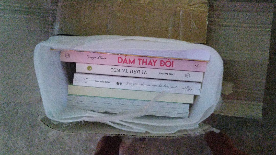 mua sale lúc 27k khá oke. sách dày
do vận chuyển từ Hà Nội vào nam nên xa và bị gãy 1 góc. mặc dù shop gói kỹ hơn tiki. cũng hơi buồn nhưng biết làm sao được. nếu từ TPHCM chắc không bị như vậy