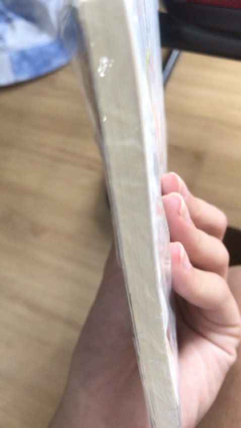 có bọc , sách không bị bẩn quá, có một chỗ bị dập gáy nhìn xấu, nội dung thì ok, sách cô Tư k cần phải bàn nội dung, giá sale tàm tạm, sách mỏng