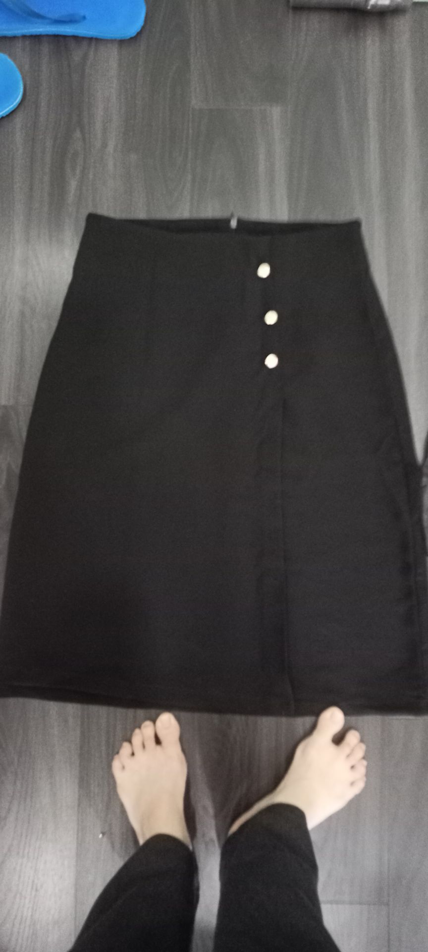 cảm ơn shop giao hàng siêu nhanh, váy rất đẹp vải dày dặn đường may đẹp, sẽ tiếp tục ủng hộ shop