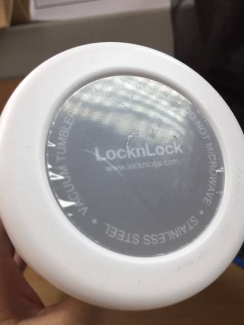 Sản phẩm nhỏ gọn, tiện tầm tay. Trọng lượng khá nhẹ đúng theo mô tả. Sơn lì tạo cảm giác chắc tay. Tuy nhiên mình cảm thấy lớp vaccum khá mỏng không biết có đủ để giữ nhiệt lâu không. Đế không có lót cao su nên khi đặt bình xuống cần nhẹ nhàng. Mình thích đế có lót cao su hơn.