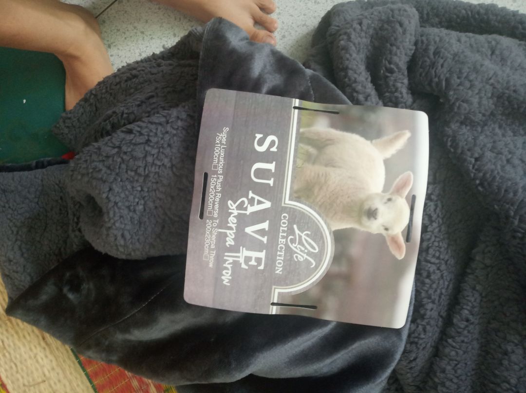 hình giống màu, bên ngoài những mềm, rộng rải ấm áp,tuy nhiên không đủ kí, tiki nói là 2,5 kg mà thật sự chỉ 2kg, lớp bông bên trong hơi rít không trơn,