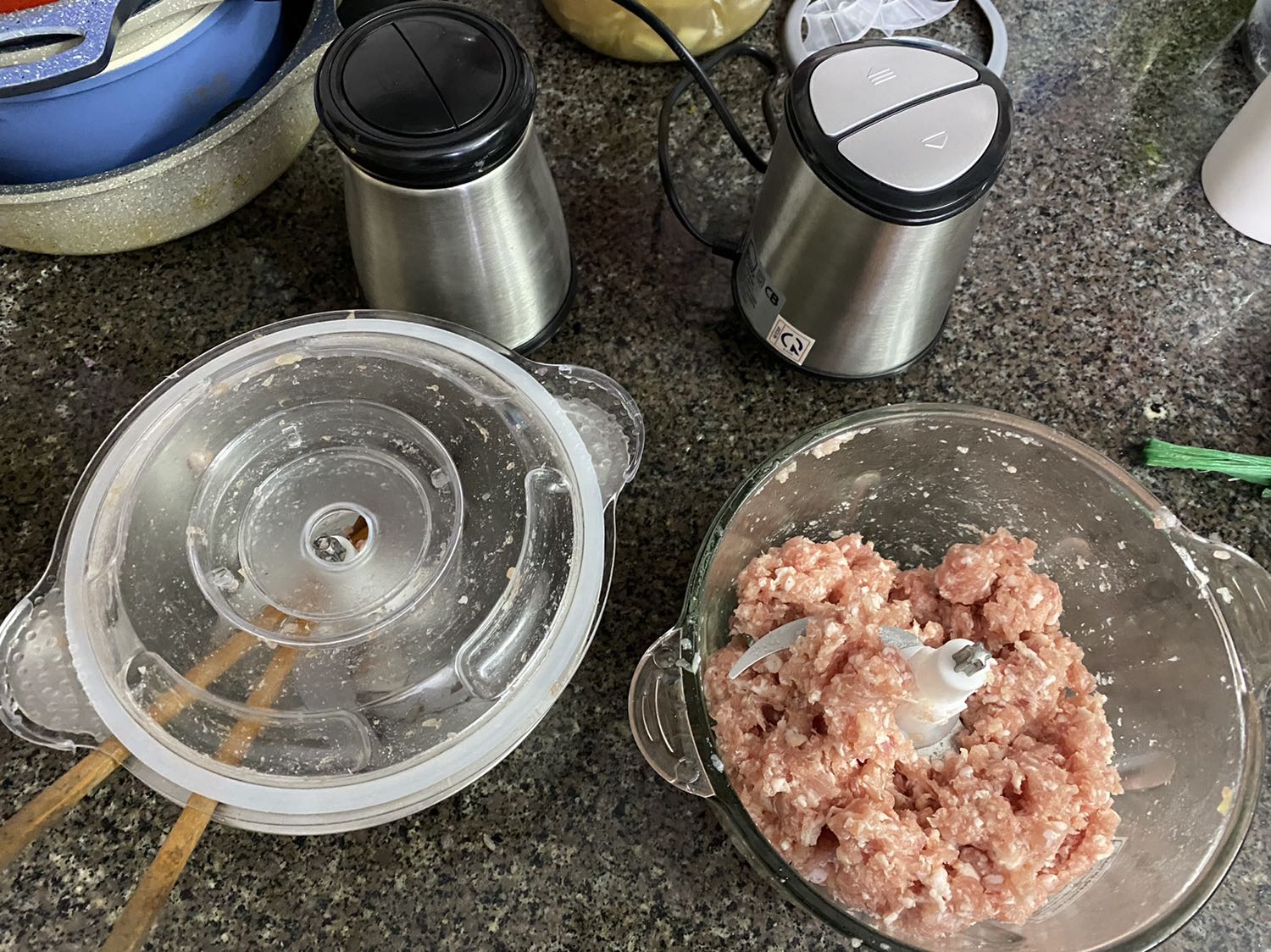 Giao hàng siêu tốc, chưa đầy 2 giờ sau khi đặt. Mở ra xay thịt ngay lập tức , lắp 2 lưỡi dao máy xay nhuyễn nhừ , nóng máy cũng không bị ngừng như cái máy dỏm đã mua trên ***! Hàng lock n lock là an tâm chất lượng! 👍👍👍👍👍