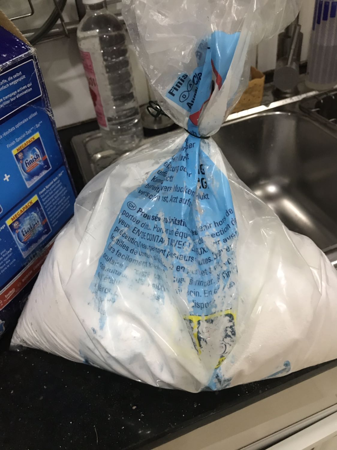 Mua 1 hộp viên, 1 hộp bột 4.5kg. 
Hộp viên mới, nguyên vẹn, không tìm thấy hạn sử dụng nên ko biết làm sao xem hạn sử dụng, ko biết cứ xài ko có hạn vậy được ko, có gì ko tốt cho sức khỏe, cho máy rửa bát ko.
1 hộp bột 4.5kg thì thất vọng quá. Đóng gói kỹ nhưng hộp trầy xước, mất thông tin, ko thấy date. Lôi bịch bột ra thì nhãn trên bịch nhoà mực, bịch đầy bụi bẩn, giống như cũ lắm, bột trong bịch thì trắng nhưng mùi khó chịu, tiki có đổi được ko