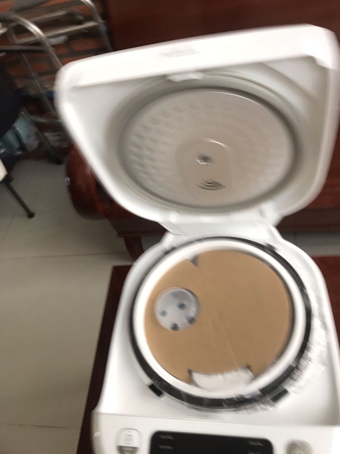 Mình đã nhận hàng, rất hài lòng. Sản phẩm đẹp, mới, đầy đủ chi tiết, về phần nhìn rất chất lượng. Cơm nấu thử rất ngon, nhưng hơi confuse vì lúc mới căm nấu cứ thấy nồi lúc kêu lúc ngừng, làm mình tưởng bị lỗi. Mình nghĩ nhà sản xuất nên note về khoản này để khách mua ko bị lă tăn.