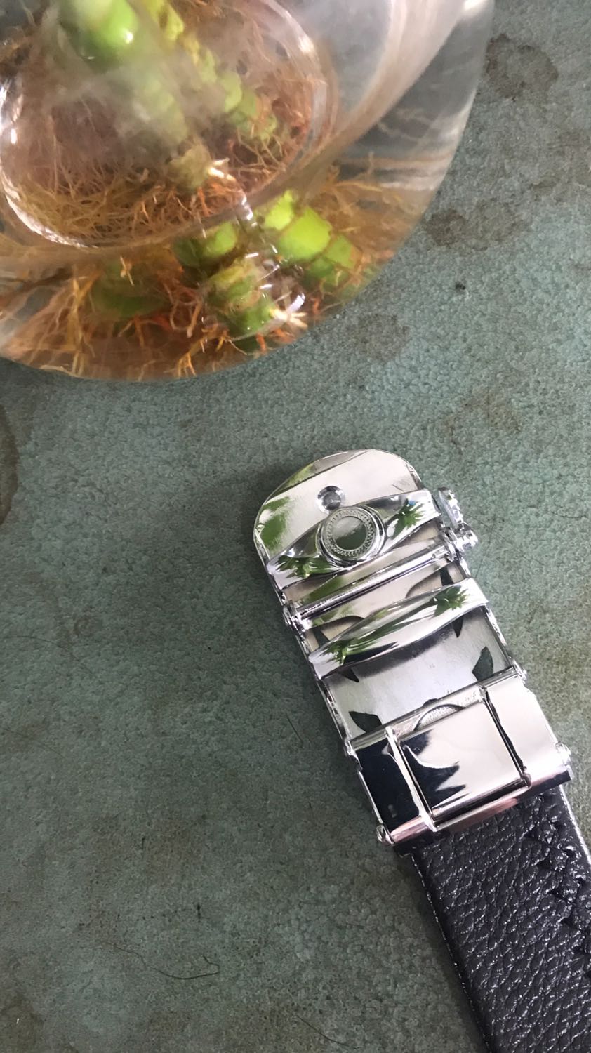 Mặt thắt lưng nhìn rất đơn giản nhưng nhận thì rất đẹp. Mặt rất thời trang, dễ phối đồ. Dây da rất dài và mềm. Mình phải cắt đi một đoạn đeo cho vừa. Dây may cũng khá là tỉ mỉ. Khoá tự động khỏi lo về việc bấm lỗ. Sản phẩm ok. Cảm ơn shop.