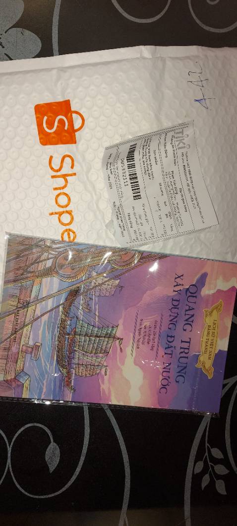 Bán hàng *** mua quyển bìa cứng 125k, ship hơn 30k, gửi cho quyển bìa mềm 65k. Cửa hàng làm ăn bố ***.