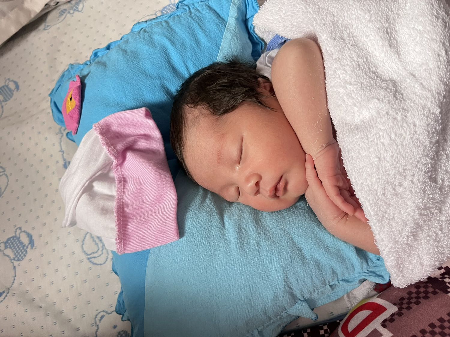 Thiết kế gọn nhẹ, tay cầm thuận tiệnMáy Đánh Trứng Philips HR3705 (300W) có thiết kế gọn nhẹ với tay cầm chắc chắn để bạn sử dụng dễ dàng mà không bị mỏi tay khi sử dụng lâu. Các bộ phận dễ dàng tháo...