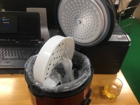 Hàng giao nhanh. Đóng gói cẩn thận chắc chắn. Sản phẩm đẹp rất ưng ý. Mới dùng sẽ hơi khó chịu vì các nút bấm điều khiển. Nồi mới nên mùi hơi khó chịu... Nhưng đáng tiền