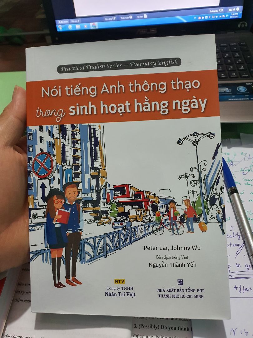 Sách đẹp, giấy tốt. Sách có nhiều chủ đề lắm, mỗi chủ đề có đoạn hội thoại, mẫu câu kèm lời dịch, sau mỗi bài có phần tóm tắt ghi chú một số cấu trúc hoặc trúc, cụm từ, từ mới kèm ví dụ, sách cũng in thêm hình ảnh đan xen 1 số trang để thêm sinh động và dễ nhớ từ mới, có cd và mã QR để nghe, rất hữu ích. Mình rất thích học cuốn này. Nên mua cuốn này để củng cố kiến thức cơ bản.