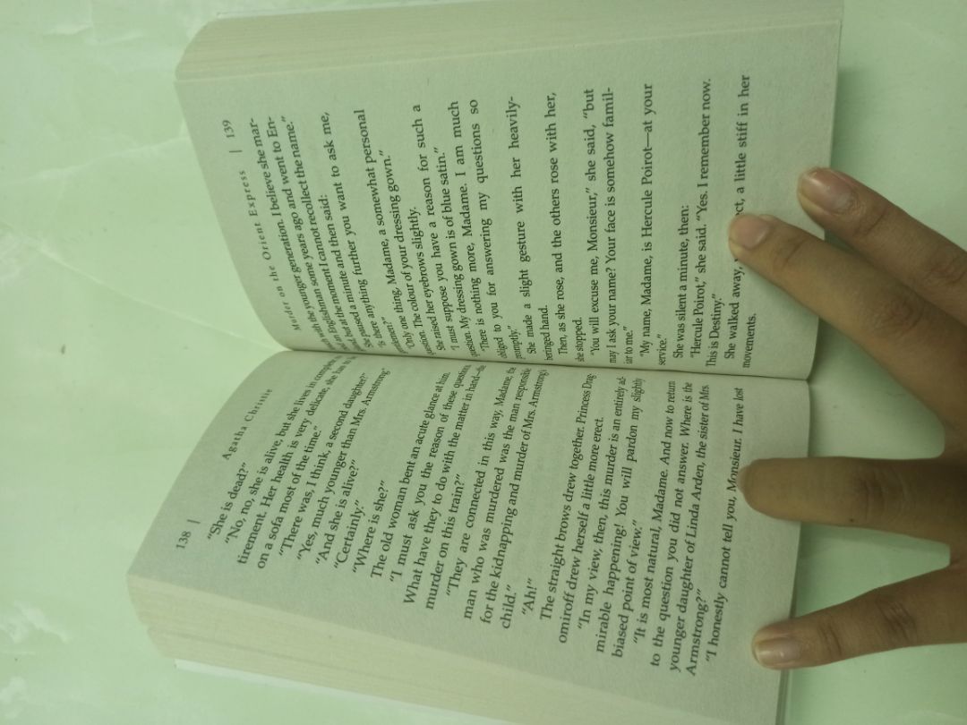 mua về đọc thử mà cuốn nhỏ nhỏ cưng lắm, giấy hơi mỏng nên đọc cẩn thận rách