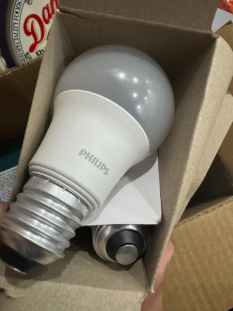 Đóng gói tốt. Bóng đèn chưa xài chưa biết được lâu không nhưng hình thức ổn. Xài tốt.