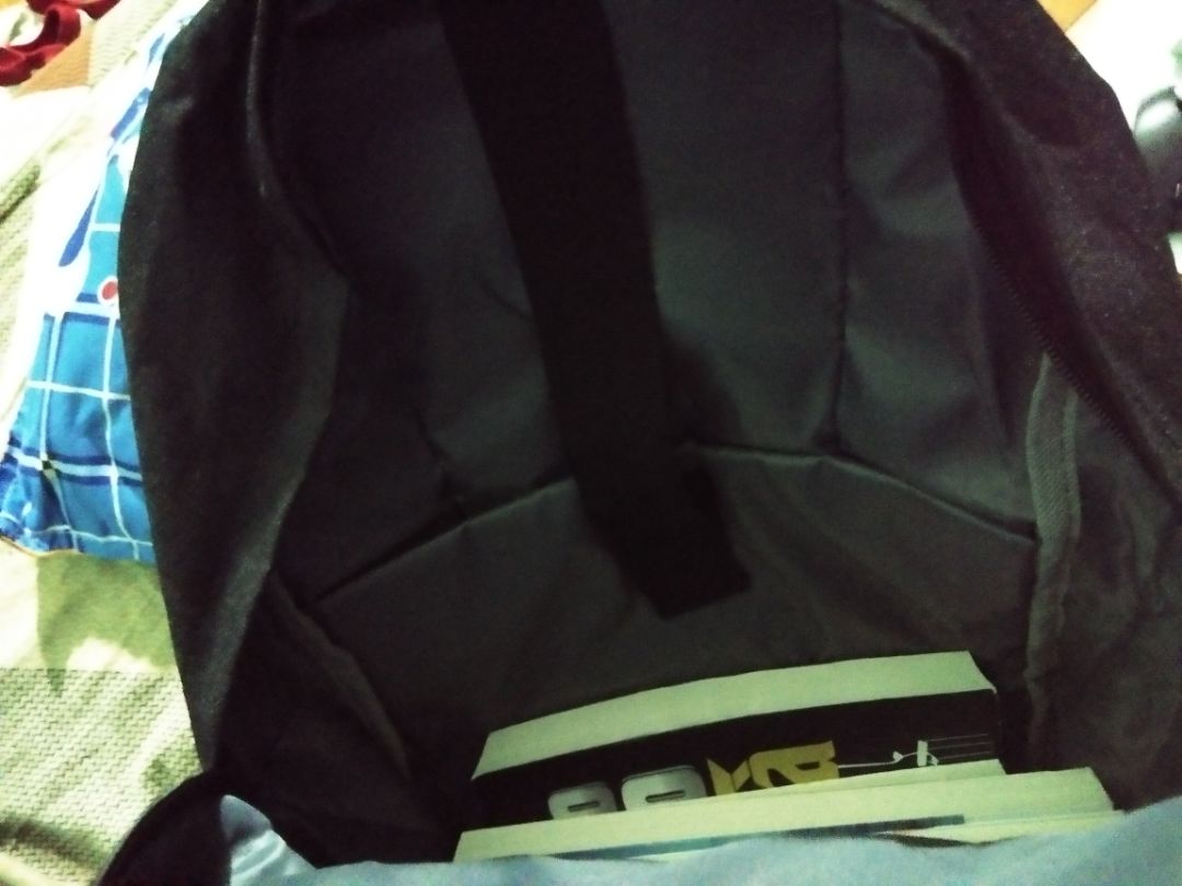 Sản phẩm y hình. Vải cứng vừa phải. Cặp đựng vừa in lap gaming 15.6 inch (lap gaming thì dày với to hơn lap văn phòng rồi) nên mn yên tâm là cặp chứa được bất kì lap nào 15.6 inch nhé. 
Vì sự chất lượng nên mình viết nhận xét này để những người mua sau tin tưởng hơn :). Còn về thời gian sử dụng cặp thì phải update sau rồi.
P/S: tiki giao hàng nhanh. Mình đặt hôm 18/2, dự kiến 24/2 mà chiều nay đã có. Rất hài lòng luôn ạ.