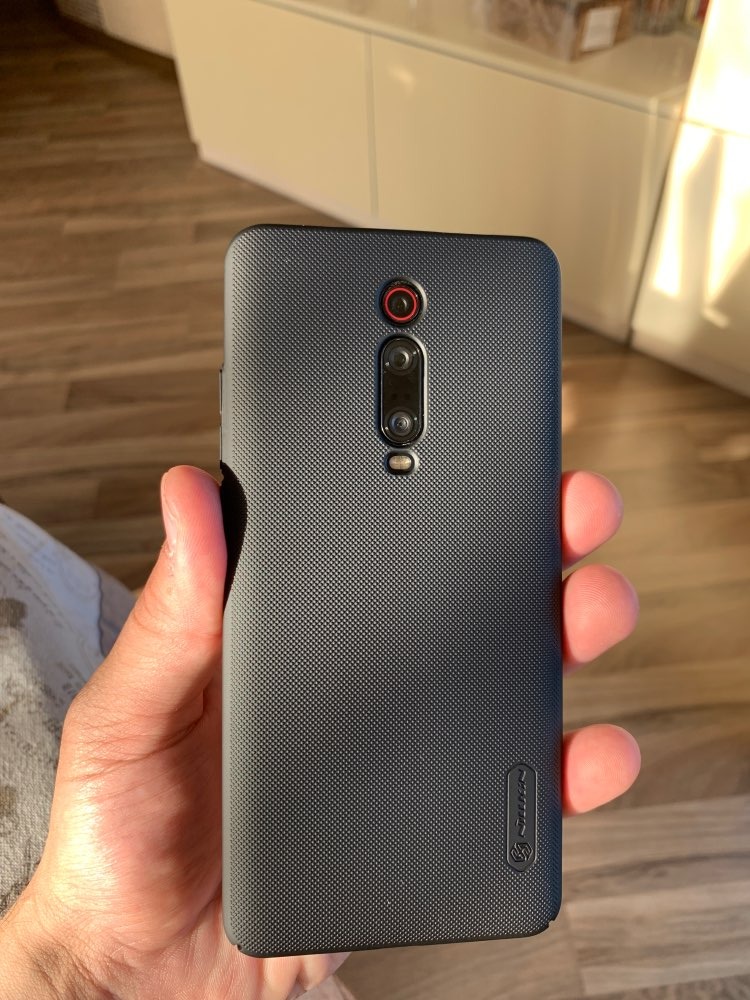 Hàng chính hãng Nillkin, đã check code trên trang chủ, yên tâm khi mua hàng tư tiki, ốp cầm rất êm và bám tay nha mọi người.