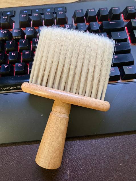 Chổi đẹp, lông dầy dặn mà mềm, tay cầm gỗ chắc chắn mịn, cầm vừa tay quét đc nhiều thứ như bàn phím hay đàn piano, các khe kẽ đề dễ, mà quan trọng nhất là nó đẹp hihi