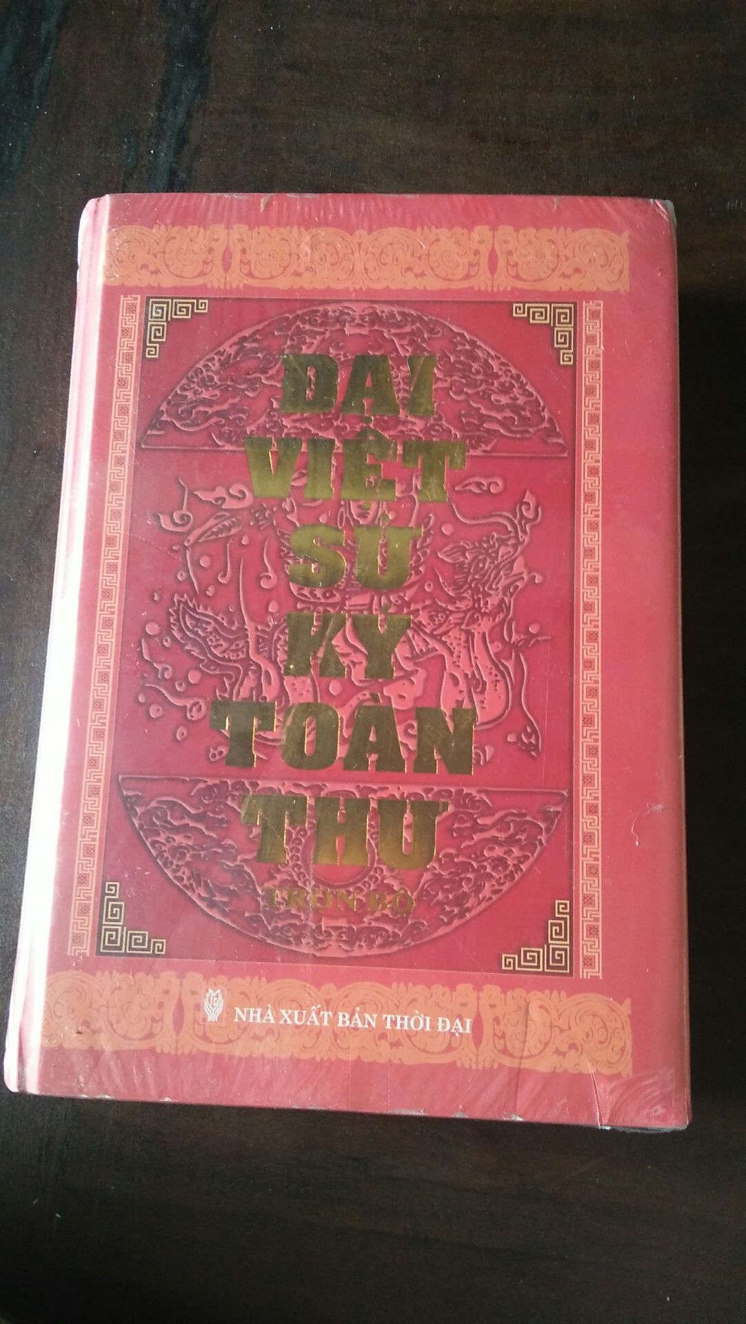 Dân ta phải biết sử ta
Cho tường gốc tích nước nhà Việt Nam 
Đây thực sự là một cuốn sách tốt về lịch sử Việt Nam xưa
Hình thức ổn không bị bóp méo,đóng gói chắc chắn và ông nhân viên giao hàng vui vẻ không cáu gắt,5 sao là chưa đủ để đánh giá :">