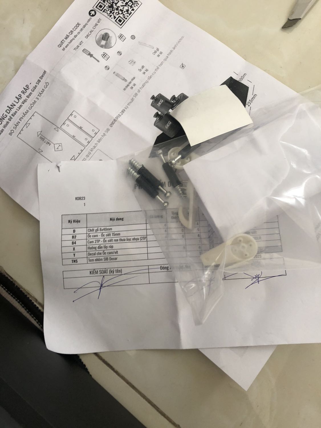 giao nhanh, đóng gói tốt, nhân viên giao lịch sự, nhân viên tư vấn của shop cũng rất chu đáo, có xin thêm vài cái đinh và có cho tui vài cái thiệt 👍. chất lượng tốt không bị xứt mẻ gì cả, màu đen đẹp, nói chung hài lòng, mà phải chi đinh bán lẻ trên app lun thì tốt, mua lẻ vài cái hơi bất tiện cho người đặt ở xa