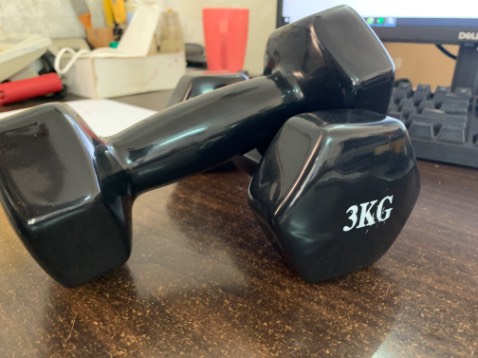 Cầm rất chắc tay và nặng, mình từng tập cục 4 ký nhưng lại có cảm giác nhẹ hơn cục 3 ký này..