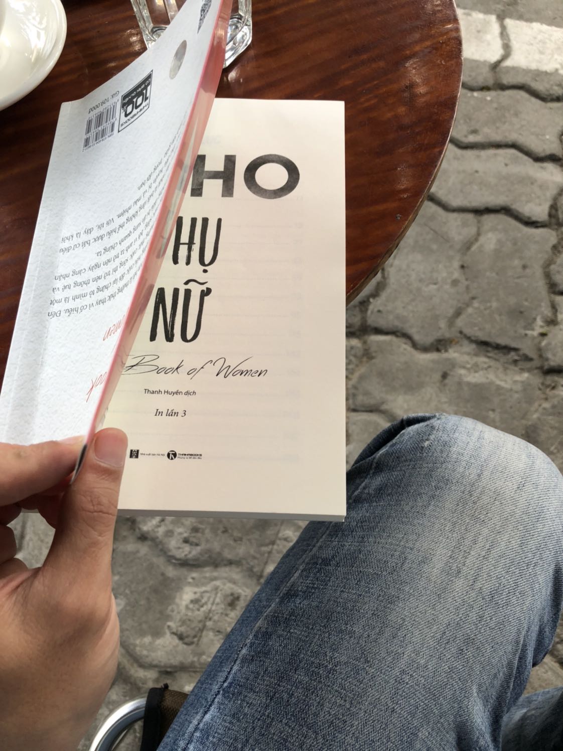 Sách in nhưng khi đóng bị ngược. Ngược trước sau thôi đã đành còn lộn ngược chữ so với bìa nữa chứ. Đọc sách ngồi quán cafe nhìn kiểu như ko biết chữ cầm sách bị ngược. Nhìn chán đời @@. Nội dung thì oke.