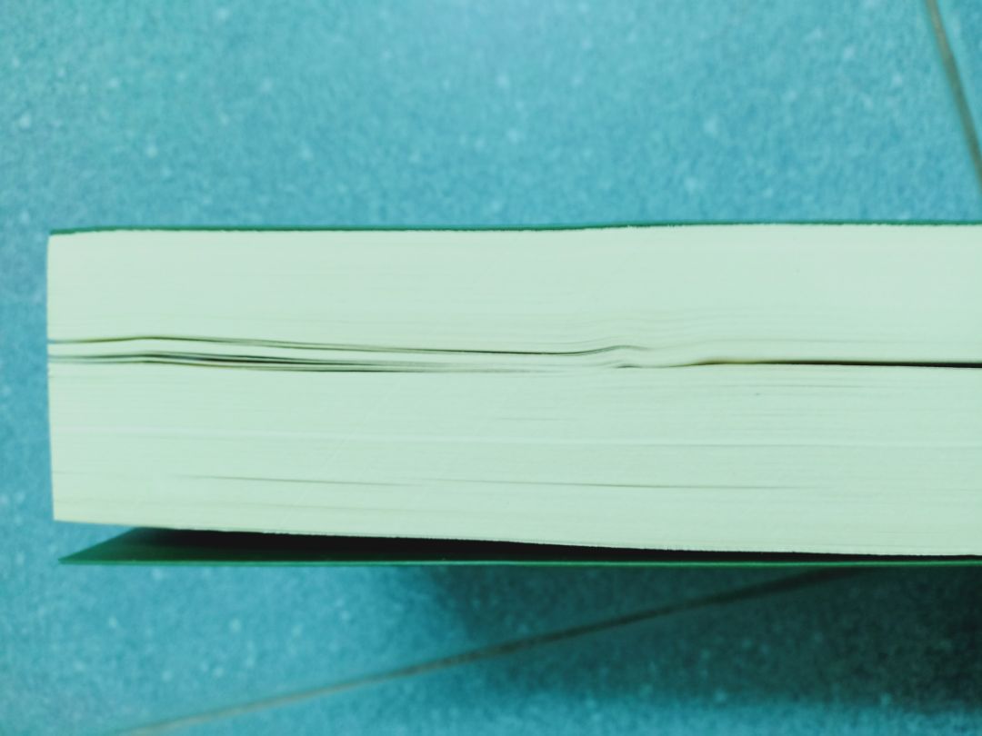 bữa giờ tiki giao sách đóng gói rất kỹ và sách rất đẹp nhưng đợt này mình hơi thất vọng . Thứ nhất bìa nó có nhiều vết hằn, gáy nhăn nheo, trang sách cũng nhăn nheo và dơ. Với tín đồ yêu sách thì thật sự rất là buồn.