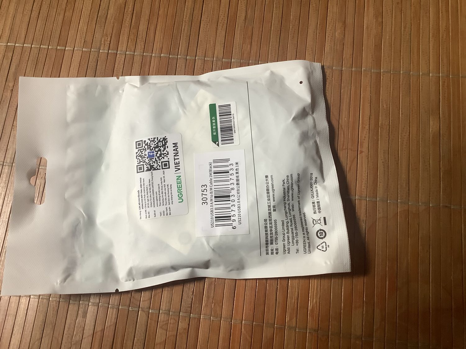 Giao hàng rất lâu. Mình đã nhắc là đừng giao cho bên J&T Express, bọn này làm ăn bẩn bựa không uy tín. Mình phải gọi giục thằng nhân viên nhiều lần nó mới chịu ship hàng cho mình. Rất là mất thời gian và bực mình.