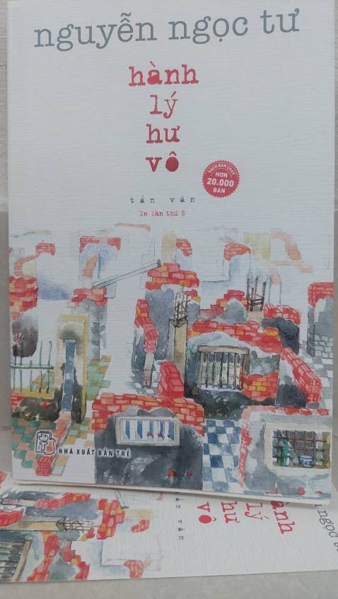 Tập tản văn là tập hợp hàng chục câu chuyện đời thường, quá đỗi bình thường từ xóm giềng miền quê cho đến những miền đất mà tác giả có dịp ghé qua. Bên cạnh lời văn một mạc, giản dị đúng chất Nam bộ vốn là đặc trưng thì các câu chuyện của “cô Tư” cũng thường là về thân phận những người nghèo những người mà tác giả từng băn khoăn cho là có đời sống tẻ nhạt, không biến cố, lờ đờ trôi theo thời gian, là không dấu vết, là “hư vô”. Qua những ghi chép chân thực, rất đời tác giả cuối cùng như muốn minh chứng điều ngược lại. 
“ Làm gì có người nào sống không để lại dấu vết. Ngay cả một người vô dụng nhất chẳng ra tích sự gì lúc qua đời cũng tốt đất xanh cây. Không phải ai cũng có thể viết sách, vẽ tranh với cái ảo tưởng rằng chỉ cần vậy thôi thì tên tuổi vẫn còn lang thang hoài trên mặt đất. Nhưng những con người bình thường cũng ở lại rất lâu. Họ chỉ sống, vậy thôi.
Cả khi không để lại chút tên tuổi gì, như những người xây Vạn lý trường thành, thì họ cũng làm nên dấu vết của mình trong gạch đá.
Không cần bận tâm hư vô, bà ngoại vẫn ở lại trong dáng đi của đứa cháu, trong tính khí của thằng con, trong cái hương vị  món bánh tằm bì mà bà truyền dạy.”