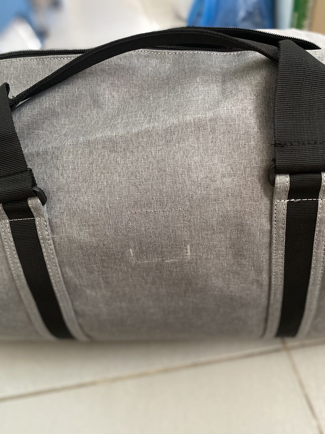 Túi dầy dặn chắc chắn. Có điều hơi nhỏ so vói mình tưởng tượng.
Sao shop lại cắt mác trên túi đi nhìn kì cục vậy