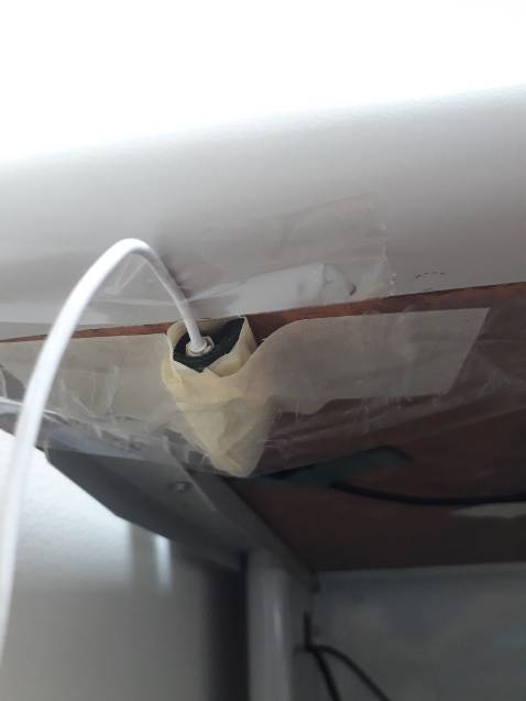 Kết nối mic lỏng. Phải ấn mạnh mới dùng được. Nên phải dán băng keo