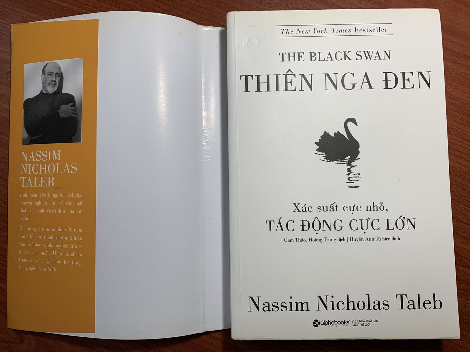 Cuốn sách sẽ cho bạn một cái nhìn mới về việc đưa ra quyết định dựa vào lý thuyết thống kê. Cuộc sống không có gì là chính xác 100% và ta thường bỏ qua những trường hợp có thể xảy ra với một xác xuất cực thấp. Điều này dẫn đến việc ta không lên phương án phòng thủ, từ đó phải gánh chịu một hậu quả nặng nề khi nó xuất hiện.
Ví dụ trong sách: bạn cho con gà ăn trong 1000 ngày và trong 1000 ngày đó con gà xem bạn như mẹ. Đến ngày 1001, nó đủ kg để mần thịt, bụp, thế là nó chết mà chưa hiểu chuyện gì xảy ra.