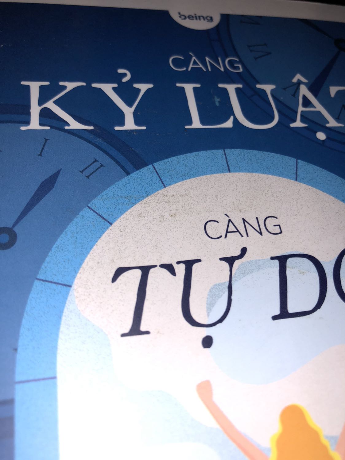không seal bảo quản, không bọc gì hết chỉ để trần như thế rồi không biết nhà bán hay giao hàng làm gì mà cuốn sách mình nhìn thê thảm lắm, may là vẫn fix được. Trong hình không thể nhìn kĩ được nhưng mong Tiki cải thiện việc đóng gói sản phẩm giúp mình