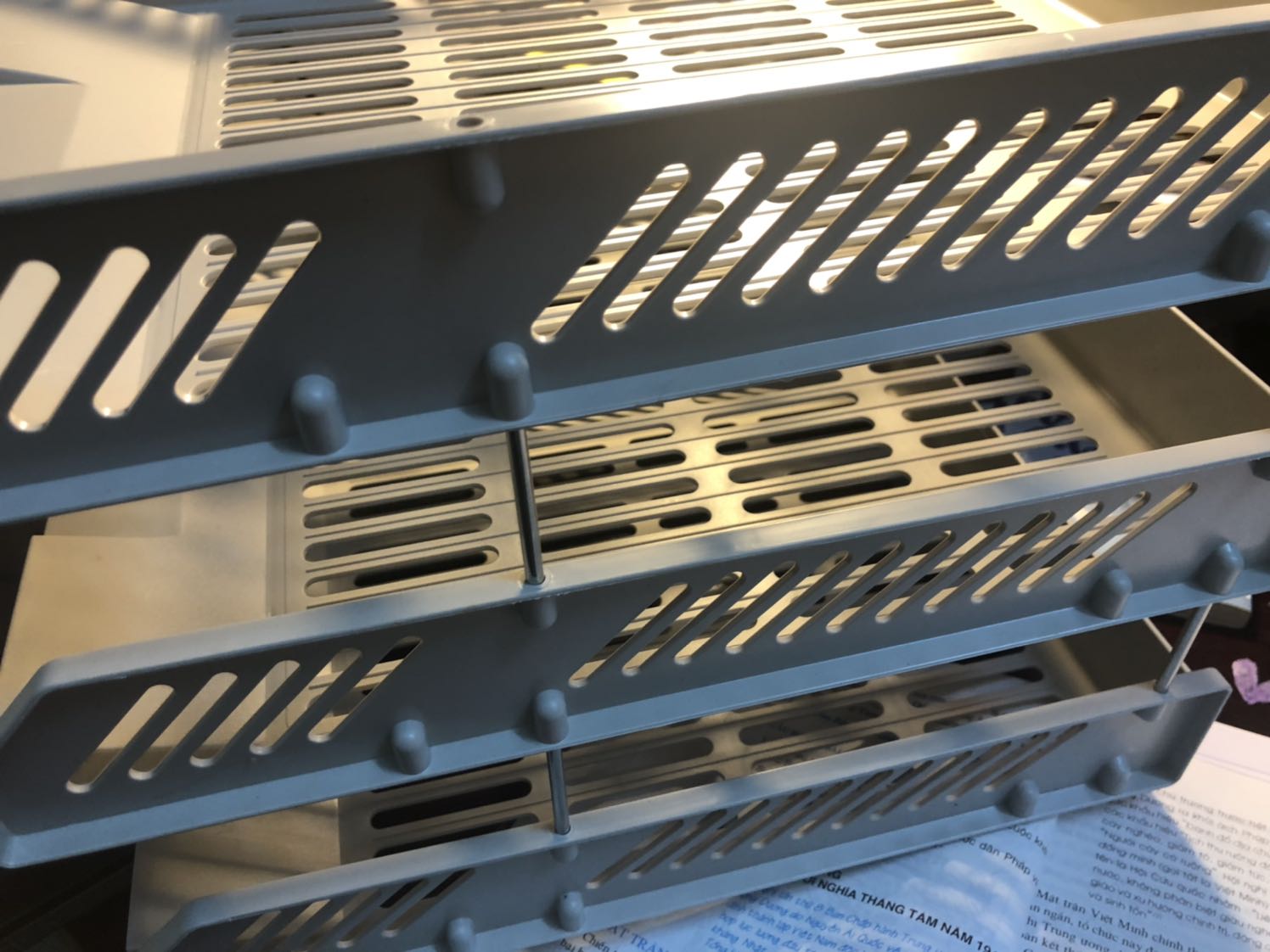 Ship cực nhanh luôn, vừa đặt lúc tầm 1h sáng mà chiều cùng ngày có luôn! Kệ sách không bị lỗi, bẩn hay gì cả.